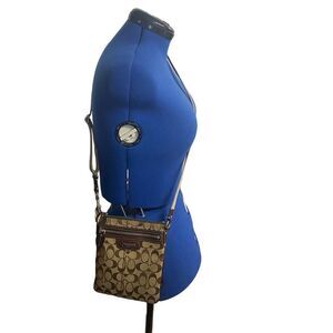 COACH Women’s‎ Signature Logo Canvas Shoulder Crossbody Swingpack 8X7.5